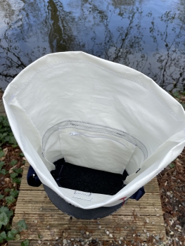 Roll-on-Top Segeltuchrucksack mit blauer 4