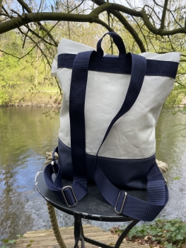 Roll-on-Top Segeltuchrucksack mit blauer 4
