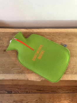 Filz-Wärmflasche in wiese mit Schietwedderbüddel