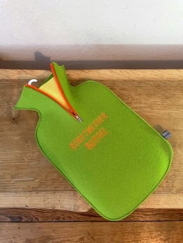 Filz-Wärmflasche in wiese mit Schietwedderbüddel