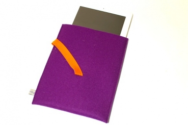 Filz-Tablethülle lila mit orangener Gummilasche für Tablets mit 10 bis 11 Zoll