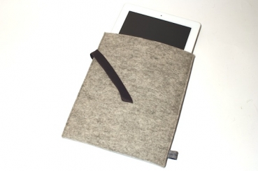 Filz-Tablethülle in hellgrau mit grauer Gummilasche für Tablets mit 10 bis 11 Zoll