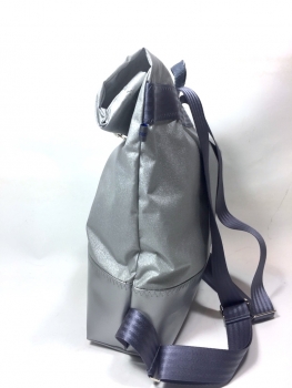 Roll-Top Rucksack aus leichten wasserdichten Airtex- Stoff in silber