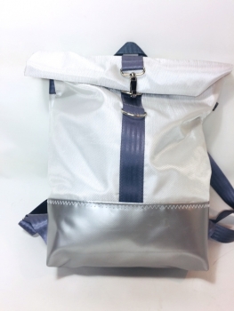 Roll-Top Rucksack aus wasserdichten Kunstleder weiß/silber