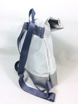 Roll-Top Rucksack aus wasserdichten Kunstleder weiß/silber
