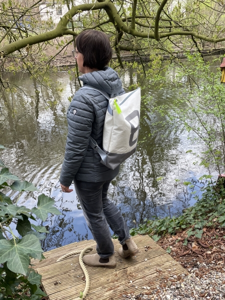 Segeltuchrucksack mit grauer 8