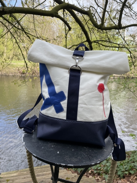 Roll-on-Top Segeltuchrucksack mit blauer 4