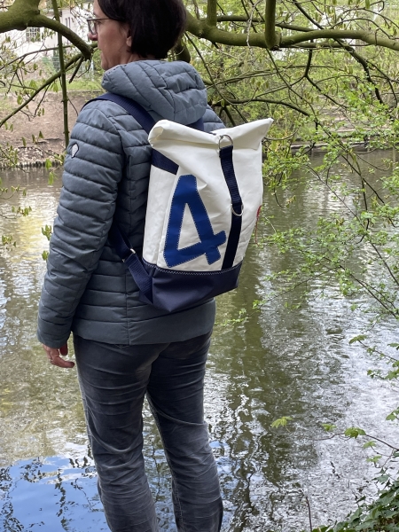 Roll-on-Top Segeltuchrucksack mit blauer 4