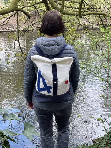 Roll-on-Top Segeltuchrucksack mit blauer 4