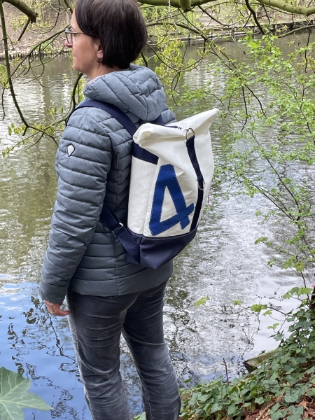 Roll-on-Top Segeltuchrucksack mit blauer 4