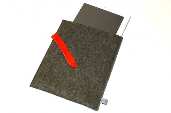 Filz-Tablethülle in dunkelgrau mit roter Gummilasche für Tablets mit 10 bis 11 Zoll